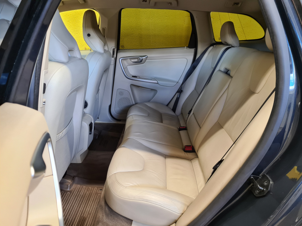 Volvo XC60 2.4D AWD Summum Aut. + Webasto + Xenon + Nahat + Bluetooth + Tutka + Vetokoukku + Juuri vaihdettu jakohihnasarja - Sunbiili